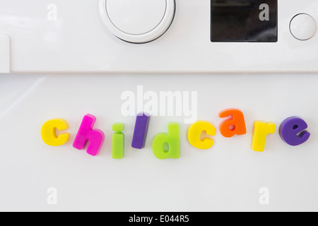 Magnétique jouet Letters Spelling Out sur Machine Washine Garde Banque D'Images