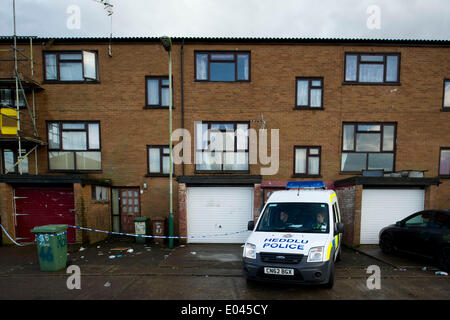 Caerphilly, Wales, UK. 1er mai 2014. Un homme de 24 ans est dans un état stable mais grave après un triple poignardant sur Snowden, Parc, Cour Lansbury Caerphilly hier soir. A 23 ans, l'homme et la femme ont également été poignardé. (Photo par Matthew Horwood/Alamy Live News) Banque D'Images