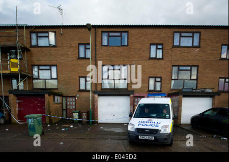 Caerphilly, Wales, UK. 1er mai 2014. Un homme de 24 ans est dans un état stable mais grave après un triple poignardant sur Snowden, Parc, Cour Lansbury Caerphilly hier soir. A 23 ans, l'homme et la femme ont également été poignardé. (Photo par Matthew Horwood/Alamy Live News) Banque D'Images