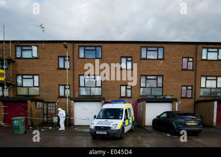 Caerphilly, Wales, UK. 1er mai 2014. Un homme de 24 ans est dans un état stable mais grave après un triple poignardant sur Snowden, Parc, Cour Lansbury Caerphilly hier soir. A 23 ans, l'homme et la femme ont également été poignardé. (Photo par Matthew Horwood/Alamy Live News) Banque D'Images