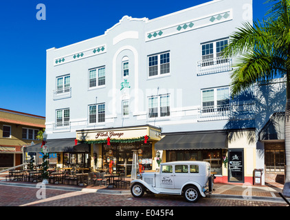 Historique Le bâtiment doyen et Ford's Garage burger restaurant sur la Première Rue au centre-ville de Fort Myers, Floride, USA Banque D'Images