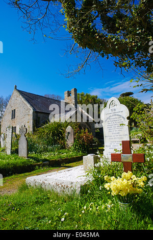 Cimetière et pierres tombales à l'ancienne église du village, St Mary, Îles Scilly, Scillies, Cornwall au printemps Banque D'Images