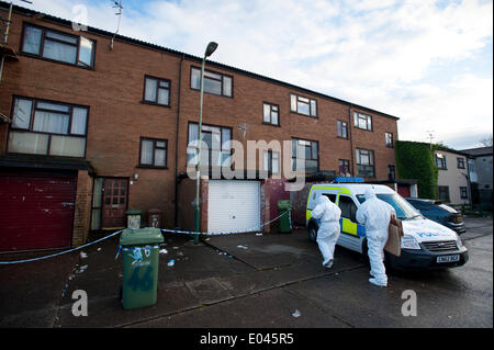 Caerphilly, Wales, UK. 1er mai 2014. Un homme de 24 ans est dans un état stable mais grave après un triple poignardant sur Snowden, Parc, Cour Lansbury Caerphilly hier soir. A 23 ans, l'homme et la femme ont également été poignardé. (Photo par Matthew Horwood/Alamy Live News) Banque D'Images