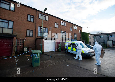 Caerphilly, Wales, UK. 1er mai 2014. Un homme de 24 ans est dans un état stable mais grave après un triple poignardant sur Snowden, Parc, Cour Lansbury Caerphilly hier soir. A 23 ans, l'homme et la femme ont également été poignardé. (Photo par Matthew Horwood/Alamy Live News) Banque D'Images