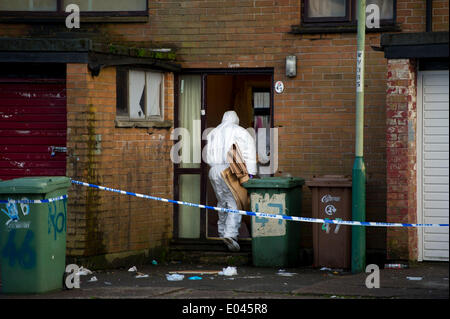 Caerphilly, Wales, UK. 1er mai 2014. Un homme de 24 ans est dans un état stable mais grave après un triple poignardant sur Snowden, Parc, Cour Lansbury Caerphilly hier soir. A 23 ans, l'homme et la femme ont également été poignardé. (Photo par Matthew Horwood/Alamy Live News) Banque D'Images