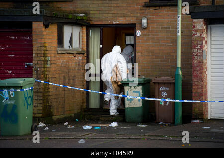 Caerphilly, Wales, UK. 1er mai 2014. Un homme de 24 ans est dans un état stable mais grave après un triple poignardant sur Snowden, Parc, Cour Lansbury Caerphilly hier soir. A 23 ans, l'homme et la femme ont également été poignardé. (Photo par Matthew Horwood/Alamy Live News) Banque D'Images