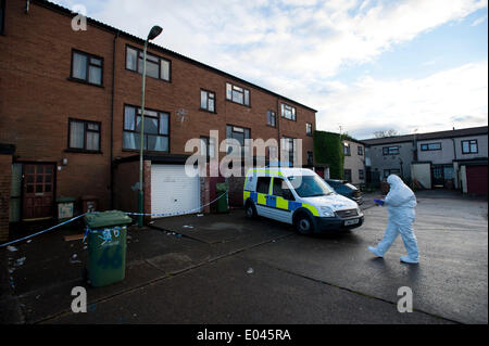 Caerphilly, Wales, UK. 1er mai 2014. Un homme de 24 ans est dans un état stable mais grave après un triple poignardant sur Snowden, Parc, Cour Lansbury Caerphilly hier soir. A 23 ans, l'homme et la femme ont également été poignardé. (Photo par Matthew Horwood/Alamy Live News) Banque D'Images