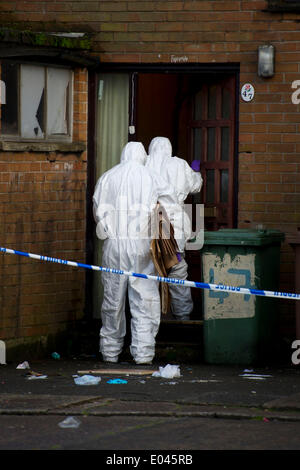 Caerphilly, Wales, UK. 1er mai 2014. Un homme de 24 ans est dans un état stable mais grave après un triple poignardant sur Snowden, Parc, Cour Lansbury Caerphilly hier soir. A 23 ans, l'homme et la femme ont également été poignardé. (Photo par Matthew Horwood/Alamy Live News) Banque D'Images