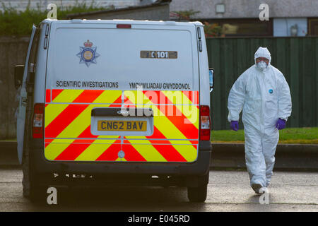 Caerphilly, Wales, UK. 1er mai 2014. Un homme de 24 ans est dans un état stable mais grave après un triple poignardant sur Snowden, Parc, Cour Lansbury Caerphilly hier soir. A 23 ans, l'homme et la femme ont également été poignardé. (Photo par Matthew Horwood/Alamy Live News) Banque D'Images