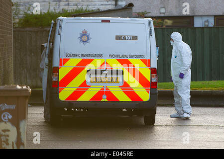 Caerphilly, Wales, UK. 1er mai 2014. Un homme de 24 ans est dans un état stable mais grave après un triple poignardant sur Snowden, Parc, Cour Lansbury Caerphilly hier soir. A 23 ans, l'homme et la femme ont également été poignardé. (Photo par Matthew Horwood/Alamy Live News) Banque D'Images