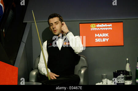 Sheffield, Royaume-Uni. 01 mai, 2014. Mark Selby en action contre Neil Robertson à la 2014 Dafabet World Snooker Championship semi finale, 1e sessions (meilleur de 33 frames a joué plus de 4 séances), Crucible Theatre, Sheffield, Yorkshire, Angleterre. Credit : Action Plus Sport/Alamy Live News Banque D'Images