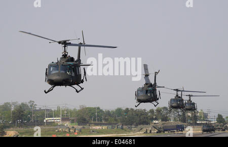 Seoul, Corée du Sud. 1er mai 2014. "La Corée du Sud, les hélicoptères UH-1H' percer la formation pendant les opérations d'agression de l'armée de l'air. © Jun-sang Lee/ZUMA/ZUMAPRESS.com/Alamy fil Live News Banque D'Images