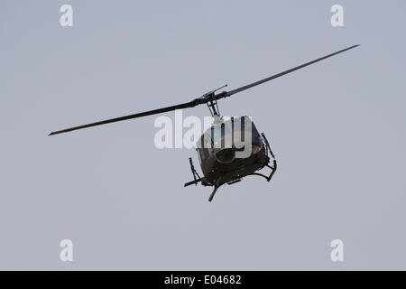 Seoul, Corée du Sud. 1er mai 2014. "La Corée du Sud d'hélicoptères UH-1H' percer la formation pendant les opérations d'agression de l'armée de l'air. © Jun-sang Lee/ZUMA/ZUMAPRESS.com/Alamy fil Live News Banque D'Images