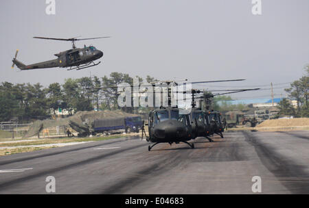 Seoul, Corée du Sud. 1er mai 2014. "La Corée du Sud, les hélicoptères UH-1H' percer la formation pendant les opérations d'agression de l'armée de l'air. © Jun-sang Lee/ZUMA/ZUMAPRESS.com/Alamy fil Live News Banque D'Images