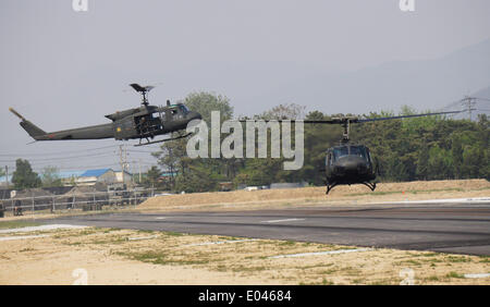 Seoul, Corée du Sud. 1er mai 2014. "La Corée du Sud, les hélicoptères UH-1H' percer la formation pendant les opérations d'agression de l'armée de l'air. © Jun-sang Lee/ZUMA/ZUMAPRESS.com/Alamy fil Live News Banque D'Images