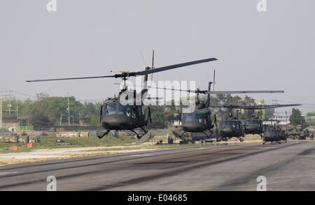 Seoul, Corée du Sud. 1er mai 2014. "La Corée du Sud, les hélicoptères UH-1H' percer la formation pendant les opérations d'agression de l'armée de l'air. © Jun-sang Lee/ZUMA/ZUMAPRESS.com/Alamy fil Live News Banque D'Images