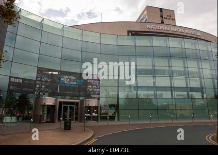 Vue extérieure du National Media Museum, avec sa porte d'entrée et façade en verre incurvé distinctif - Bradford, West Yorkshire, Angleterre, Royaume-Uni. Banque D'Images