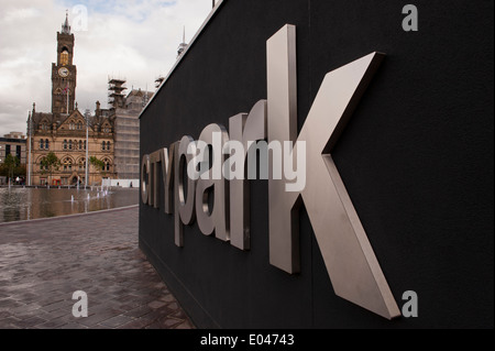 Paysage urbain close-up de Bradford City Park sign - grande piscine miroir courbe, de l'Hôtel de ville et sa tour impressionnante au-delà. West Yorkshire, Angleterre, Royaume-Uni. Banque D'Images