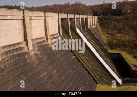 Vue rapprochée de l'écoulement de l'eau sur une partie de la haute, abruptes, barrage en béton à Thruscross - North Yorkshire, Angleterre, Royaume-Uni. Banque D'Images