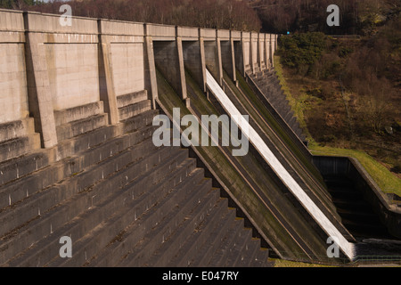 Vue rapprochée de l'écoulement de l'eau sur une partie de la haute, abruptes, barrage en béton à Thruscross - North Yorkshire, Angleterre, Royaume-Uni. Banque D'Images