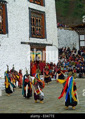 Danse des chapeaux noirs de tambours à l'Tsechu festival à Paro, Bhoutan Banque D'Images