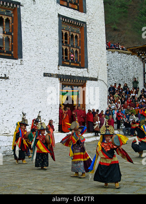 Danse des chapeaux noirs de tambours à l'Tsechu festival à Paro, Bhoutan Banque D'Images