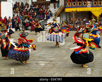 Danse des chapeaux noirs de tambours à l'Tsechu festival à Paro, Bhoutan Banque D'Images