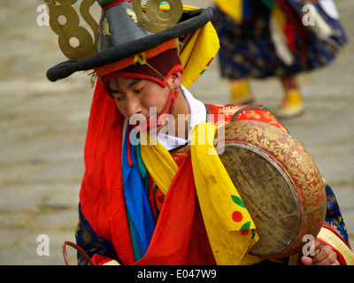 Un danseur et le tambour de la chapeaux noirs au Tsechu festival à Paro, Bhoutan Banque D'Images