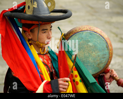 Un danseur et le tambour de la chapeaux noirs au Tsechu festival à Paro, Bhoutan Banque D'Images