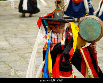 Un danseur de l'chapeaux noirs et son tambour Tsechu festival à Paro, Bhoutan Banque D'Images