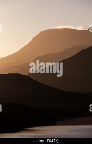 L'aube sur Cader Idris Cadair Idris 'Cregennan'' dans les lacs, le parc national de Snowdonia, le Nord du Pays de Galles, Royaume-Uni Banque D'Images