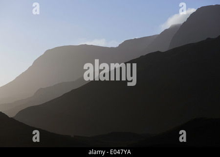 L'aube sur Cader Idris Cadair Idris 'Cregennan'' dans les lacs, le parc national de Snowdonia, le Nord du Pays de Galles, Royaume-Uni Banque D'Images
