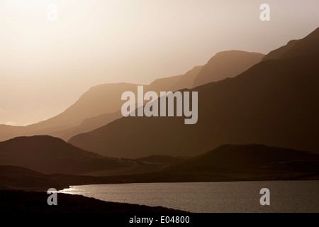 L'aube sur Cader Idris Cadair Idris 'Cregennan'' dans les lacs, le parc national de Snowdonia, le Nord du Pays de Galles, Royaume-Uni Banque D'Images
