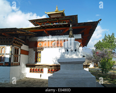 Un chorten au monastère Kichu à Paro, Bhoutan Banque D'Images