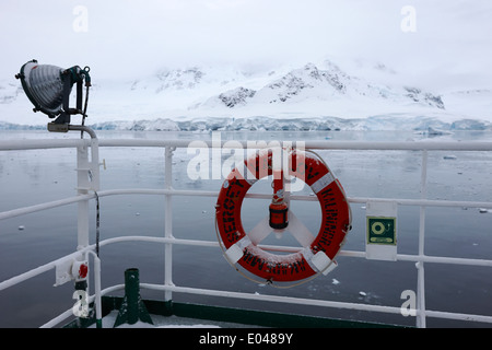 Bouée de navire d'expédition sur le couvert de neige mouillée dans la baie sur l'Île Anvers Fournier l'Antarctique Banque D'Images