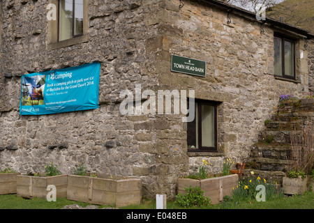 Close-up of Town Head Barn bunkhouse administré par la National Trust (le tourisme est l'entreprise et source de revenus) - Buckden, North Yorkshire, Angleterre, Royaume-Uni. Banque D'Images