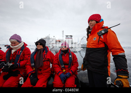 Les passagers à bord d'un zodiac bateau pneumatique avec guide d'excursion sur la baie de l'océan Antarctique un fournier expeditions Banque D'Images