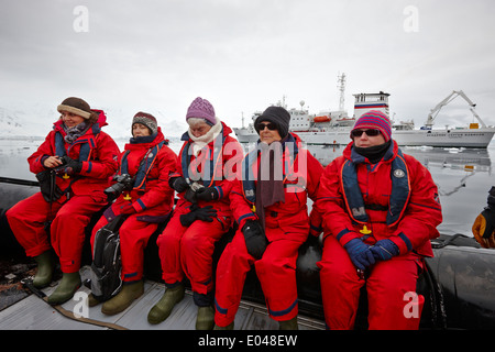 Les passagers à bord d'un bateau gonflable zodiac en excursion fournier bay l'antarctique Banque D'Images