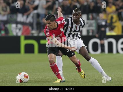 Turin, Italie. 01 mai, 2014. L'UEFA Europa League. 2e demi-finale de la jambe. La Juventus contre Benfica. Paul Pogba défis Juventus Enzo Perez Benfica : Action Crédit Plus Sport/Alamy Live News Banque D'Images