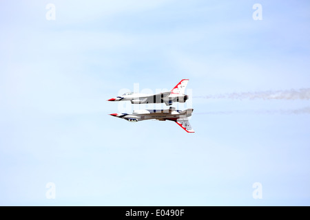 L'Escadron de démonstration aérienne de l'USAF ('Thunderbirds') avec 2 appareils l'un sur l'autre à l'envers en vol Banque D'Images