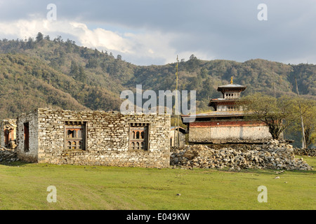Temple bouddhiste, village de Sakteng sur Merak Sakteng trek, l'Est du Bhoutan Banque D'Images