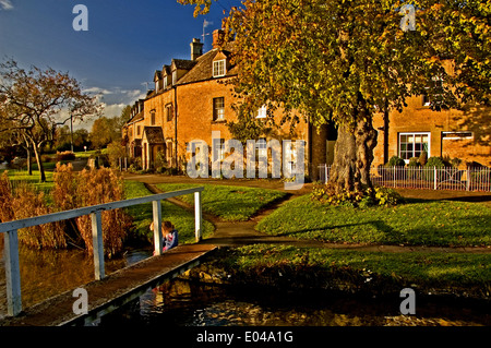 Village de Cotswold de Lower Slaughter avec les chalets River Eye et Stone, Gloucestershire. Banque D'Images