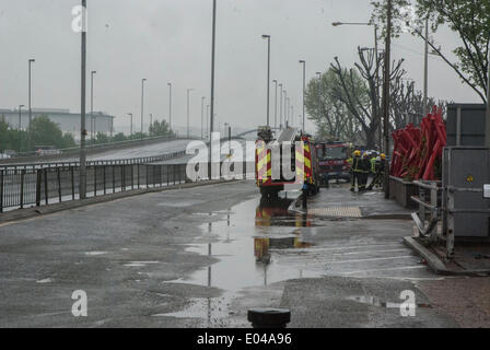 Un grand feu dans un garage à motos dans Greenwick, Londres causé distruption trafic comme le tunnel de Blackwall a été fermée en raison de la crainte d'une explosion de bouteilles de gaz dans l'immeuble en flammes. Banque D'Images