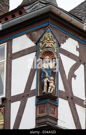 Ornement historique sur une maison à pans de bois à côté de l'ancienne porte de Cochem Banque D'Images