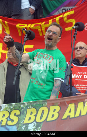 Londres, Royaume-Uni, 01 mai 2014, Peter Pinkney, RMT président, prend la parole à la Mayday parade Londres qui avait une plus grande participation électorale qu'à l'habitude de célébrer la vie de RMT syndicaliste Bob Crow et politicien Tony Benn qui est mort récemment. Banque D'Images