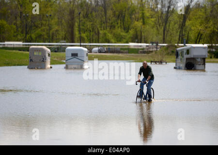 Laurel (Maryland). 09Th Mai, 2014. Un homme à la recherche de sa voiture à un parking à Laurel, Maryland, États-Unis, le 1 mai 2014. L'eau haute et des inondations suite aux pluies torrentielles qui a frappé hier, Washington, DC et certains états de l'Est des États-Unis. Aucune perte n'a été signalé. Source : Xinhua/Alamy Live News Banque D'Images