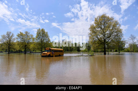 Laurel (Maryland). 09Th Mai, 2014. Un autobus scolaire est vu à un stationnement inondées à Laurel, Maryland, États-Unis, le 1 mai 2014. L'eau haute et des inondations suite aux pluies torrentielles qui a frappé hier, Washington, DC et certains états de l'Est des États-Unis. Aucune perte n'a été signalé. Source : Xinhua/Alamy Live News Banque D'Images