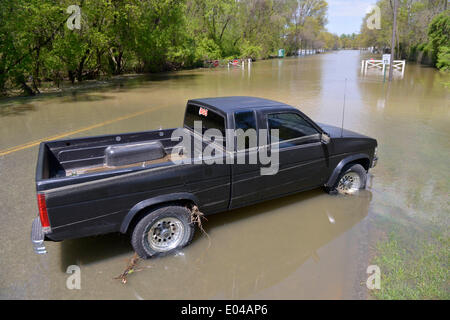 Laurel (Maryland). 09Th Mai, 2014. Une camionnette est vu sur une rue inondée à Laurel, Maryland, États-Unis, le 1 mai 2014. L'eau haute et des inondations suite aux pluies torrentielles qui a frappé hier, Washington, DC et certains états de l'Est des États-Unis. Aucune perte n'a été signalé. Source : Xinhua/Alamy Live News Banque D'Images