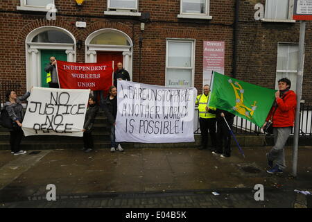 Dublin, Irlande. 1er mai 2014. Des militants du syndicat des travailleurs indépendants se tiennent à l'extérieur de leur bureau de Dublin, qui pose pour la caméra. Des militants de la branche de la Dublin Syndicat des travailleurs indépendants titulaires d'un Premier Mai indépendant mars à Dublin. La marche s'est terminée par un dépôt de gerbe à la statue de James Connolly. Crédit : Michael Debets/Alamy Live News Banque D'Images