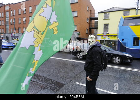 Dublin, Irlande. 1er mai 2014. Un des militants, portant un masque de Guy Fawkes, balançoires un drapeau vert Starry Plough. Des militants de la branche de la Dublin Syndicat des travailleurs indépendants titulaires d'un Premier Mai indépendant mars à Dublin. La marche s'est terminée par un dépôt de gerbe à la statue de James Connolly. Crédit : Michael Debets/Alamy Live News Banque D'Images